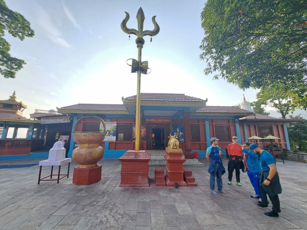 Grupo descubriendo el templo de Shiva a su aire.